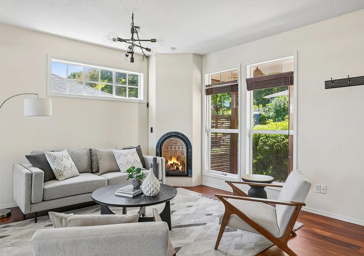Stunning NW Willamette Heights 3-Level Single Family Home with City Views and Fenced Backyard — Photo 4