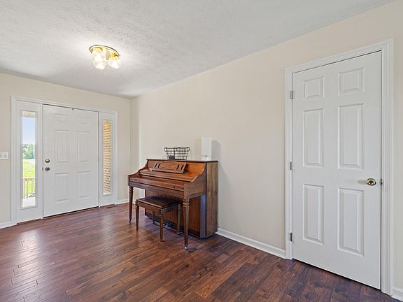 4th image of 723 Cave Springs Dr