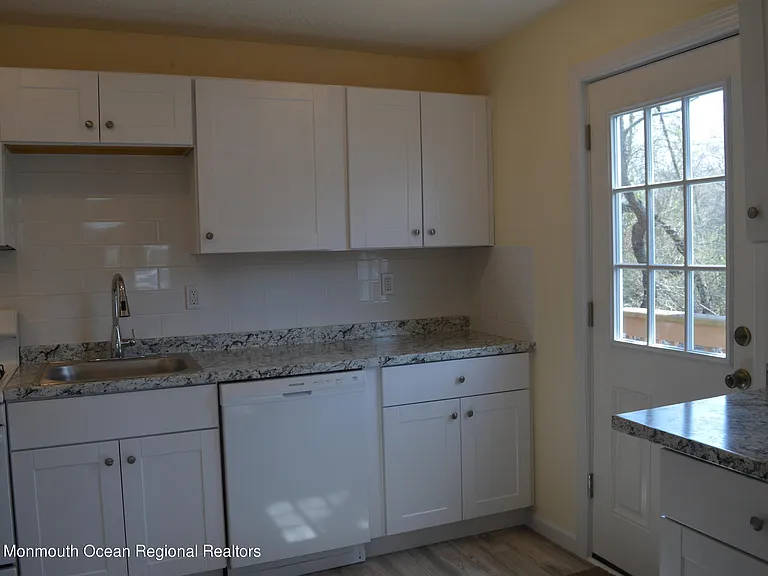 186 S Park Ave — Photo 9