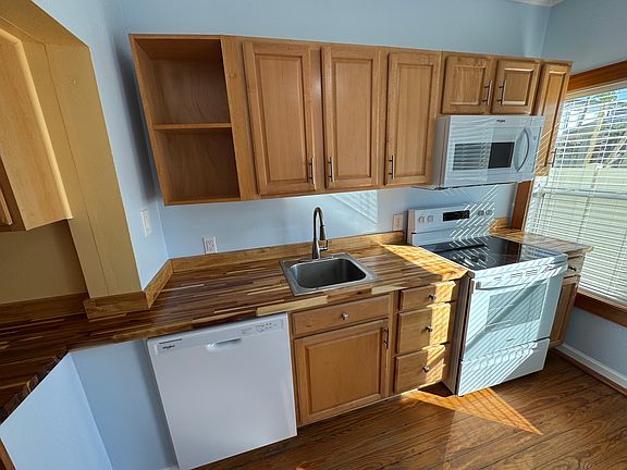 2nd image of 1416 Rosslyn Dr APT 1