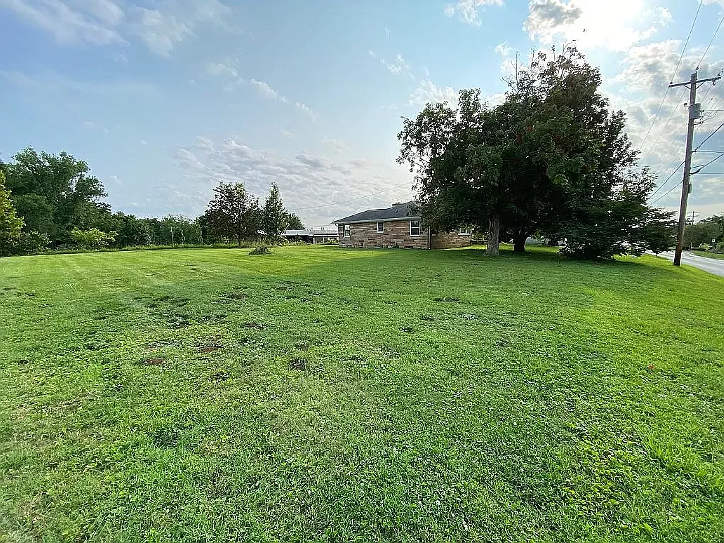 4 bed/2 bath, half acre lot, 100 yards from Memorial Stadium! — Photo 3