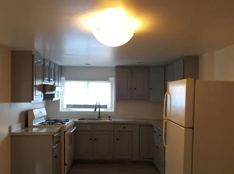 2542 Cedar St — Photo 4