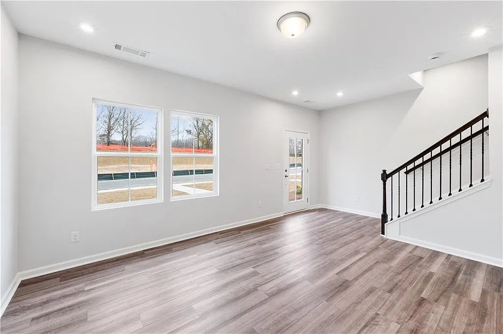 3 bed, 4.0 bath, 1985 sqft, $2,500 — Photo 2