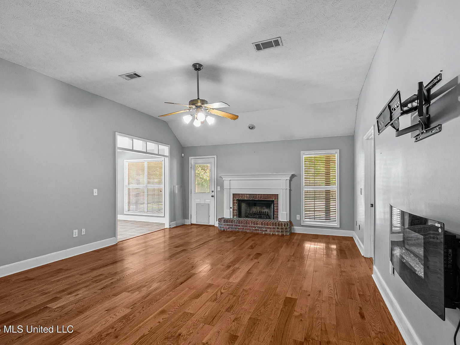 3 bed, 2.0 bath, 1561 sqft, $2,500 — Photo 4