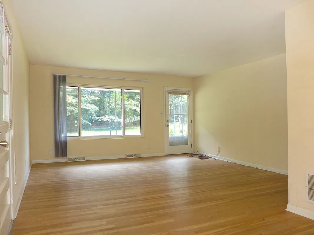 5 bed, 2200 sqft, $2,995 — Photo 2