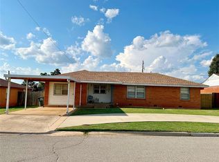 1121 Blackstone Ave, Clinton, OK 73601