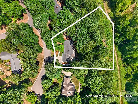 2nd image of 989 Hampton Pl