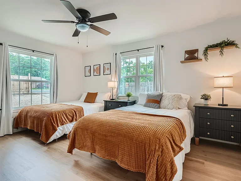 306 E Powell Ln — Photo 16