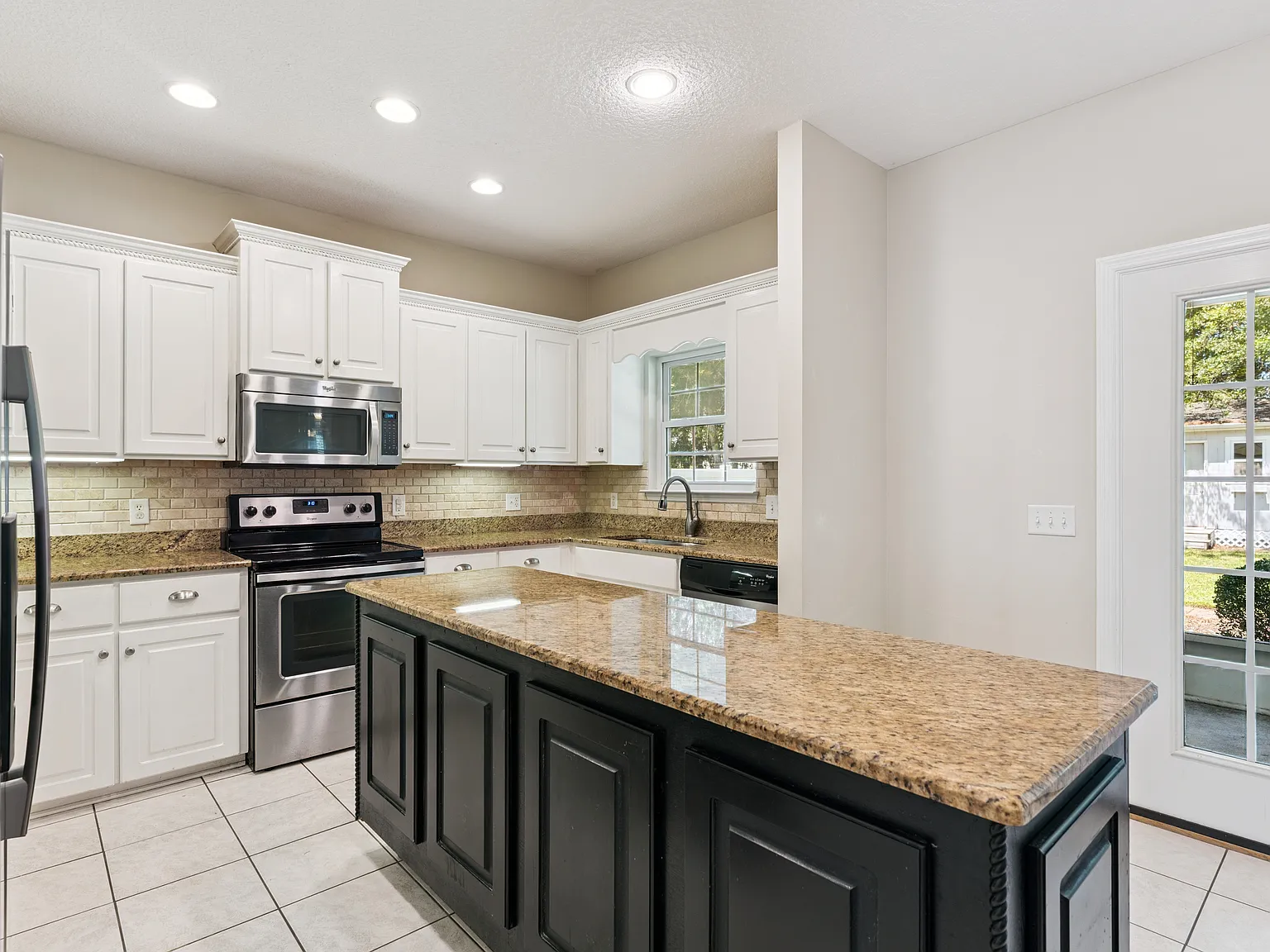 4 bed, 2166 sqft, $2,900 — Photo 4