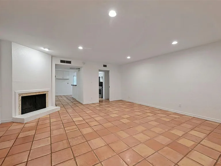 6637 Valleyside Rd — Photo 4
