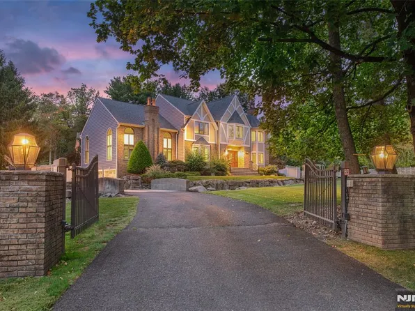 5 Williams Crst, Park Ridge, NJ 07656