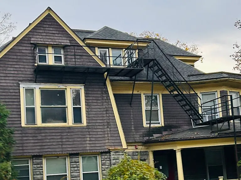 609 E State St — Photo 134