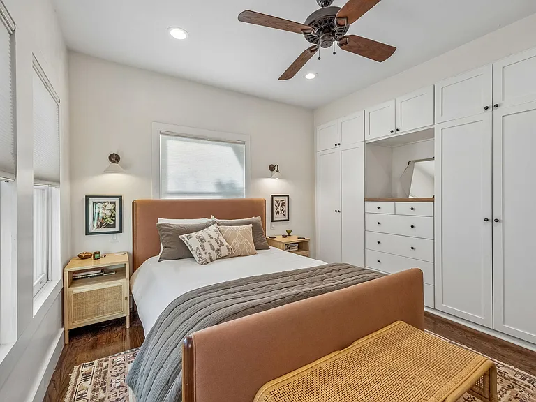 310 N Montclair Ave — Photo 17