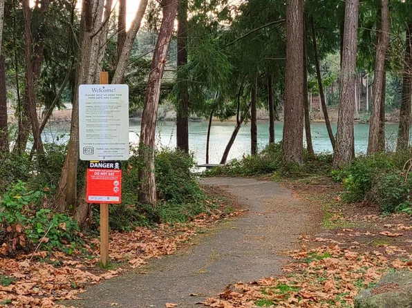 1600 NE Pleasant St, Keyport, WA 98345