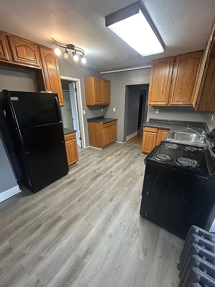 3 bed, $1,600 — Photo 2