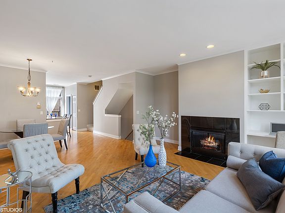 3rd image of 2344 W Oakdale Ave #40