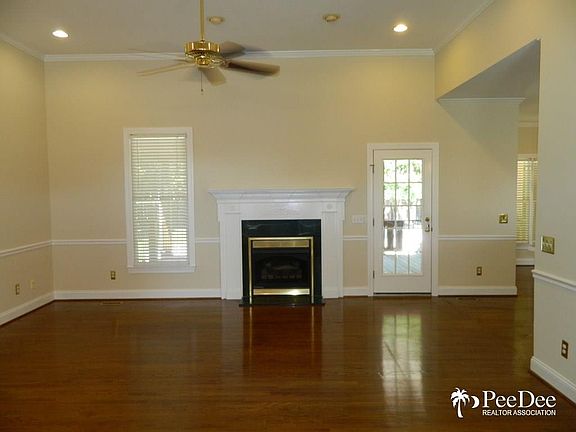 3rd image of 823 Chaucer Dr