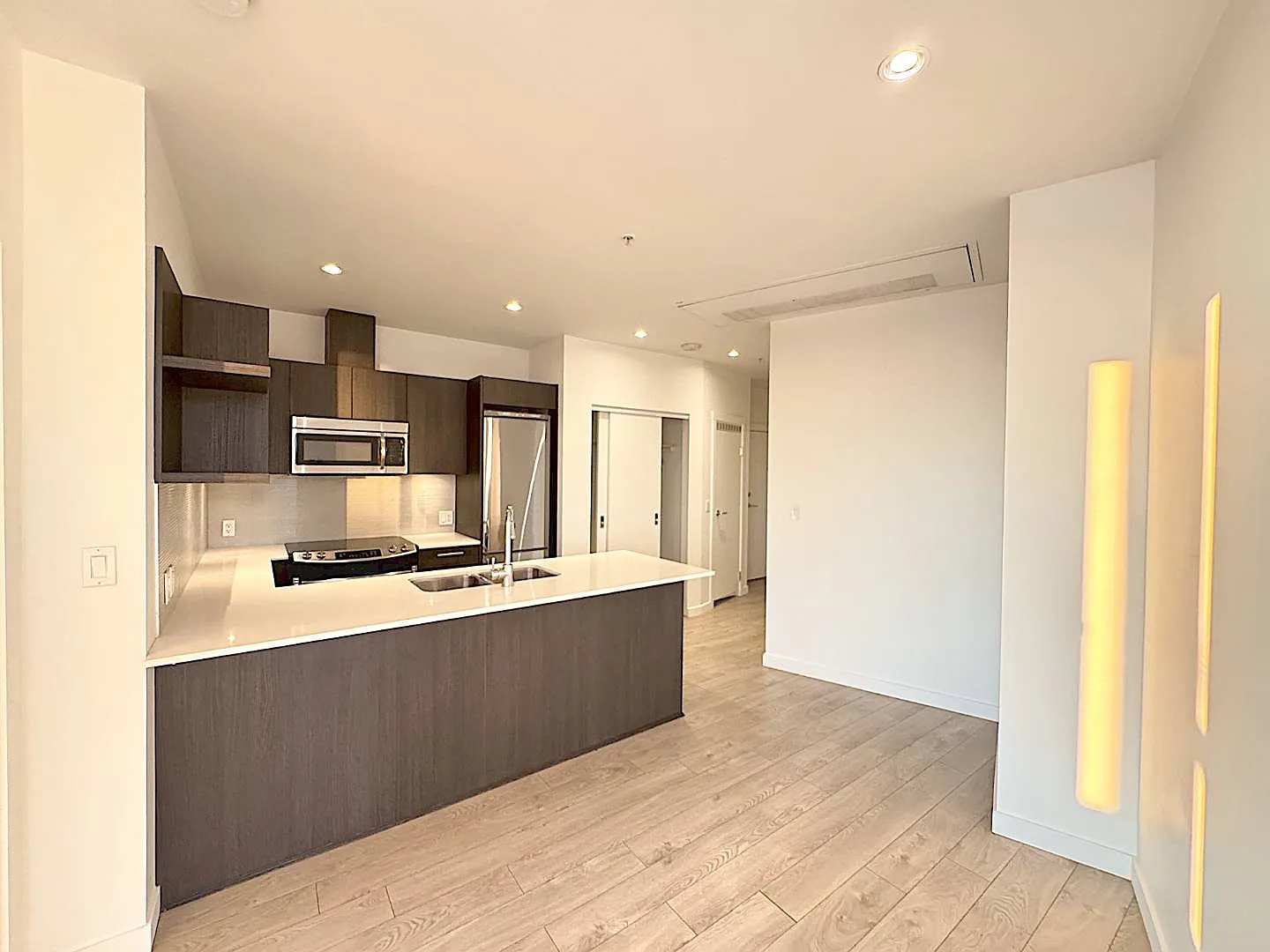 Aquilini Centre West - 1711 — Photo 2