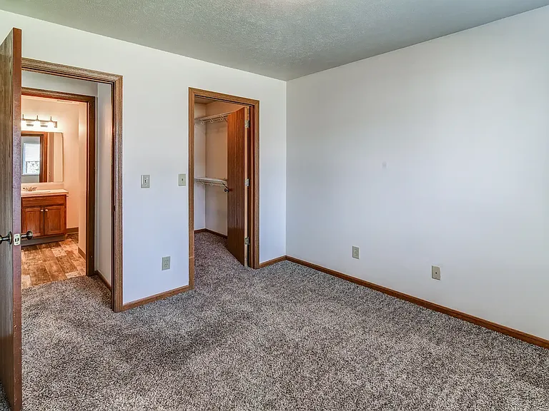 Thorn-Barry Apartments — Photo 17