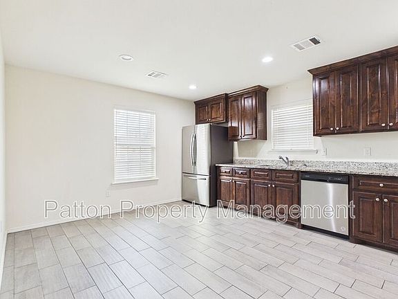 4th image of 621 S Hill St