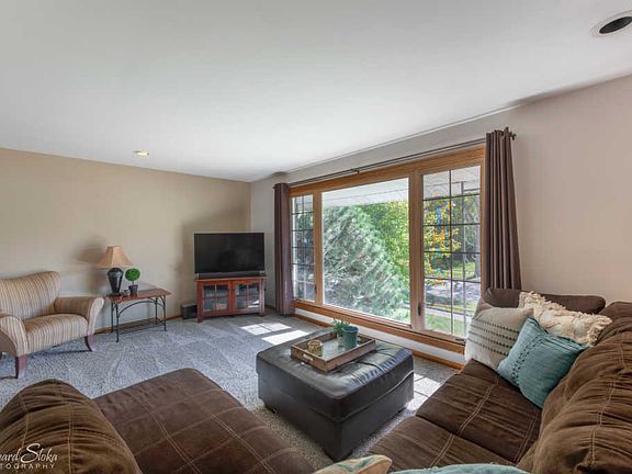 3rd image of 1036 E Paddock Dr