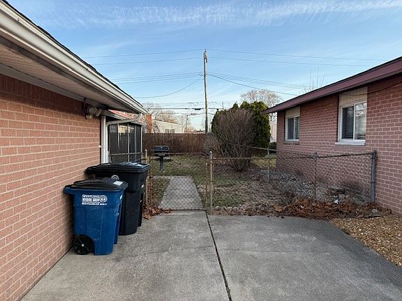 3rd image of 34028 Fernwood St