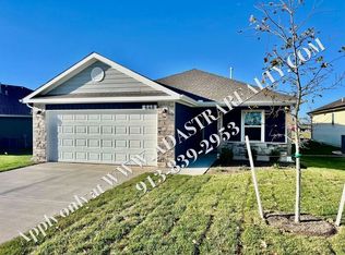 450 Parkhill Dr, Tonganoxie, KS 66086
