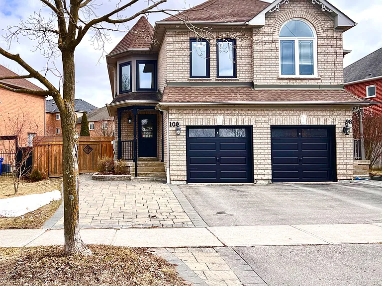 100 Woodroof Cres — Photo 1