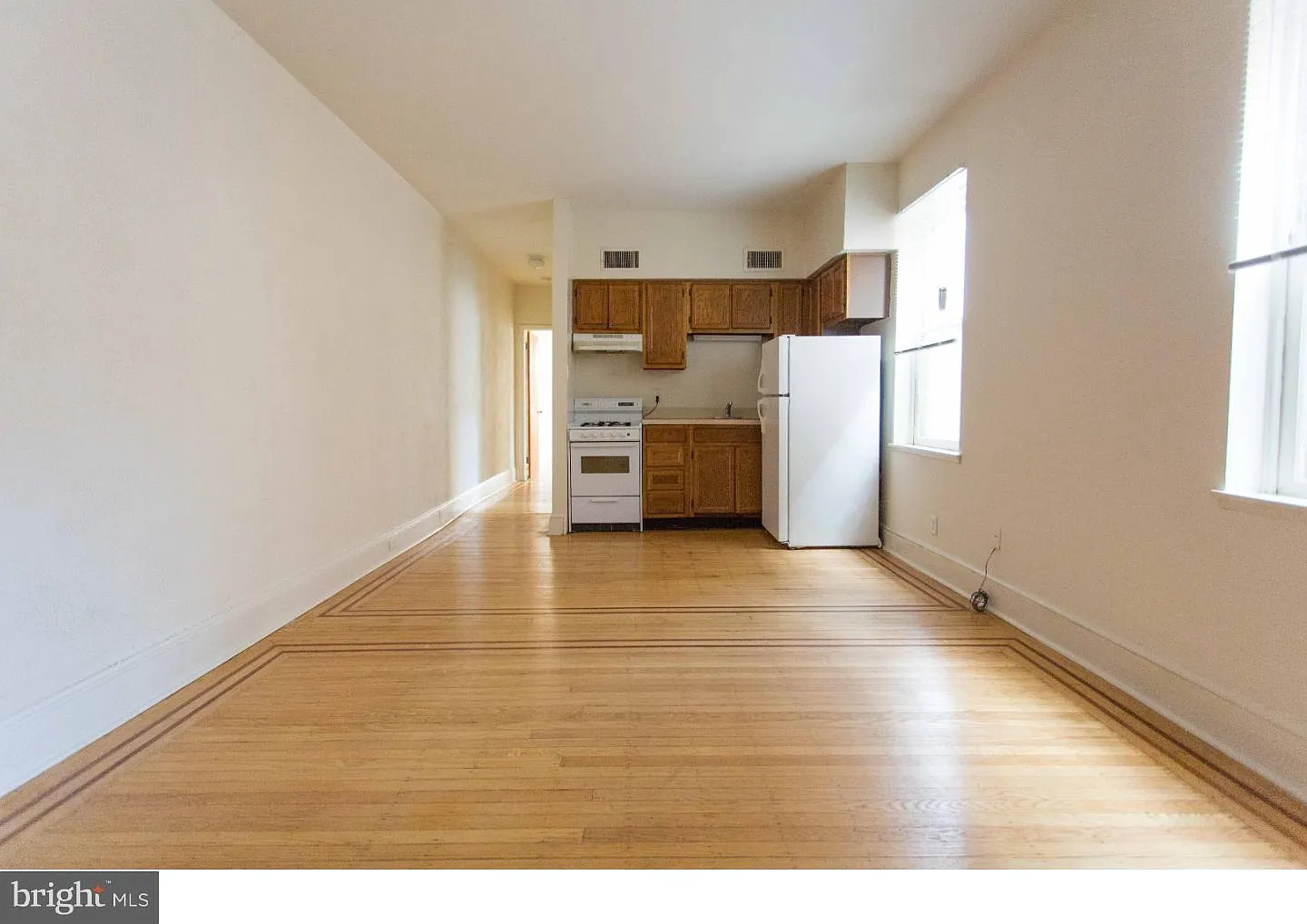 2 bed, 1.0 bath, 879 sqft, $2,500 — Photo 2