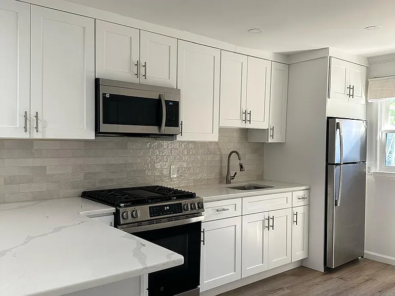 199 Dupont Pl — Photo 2