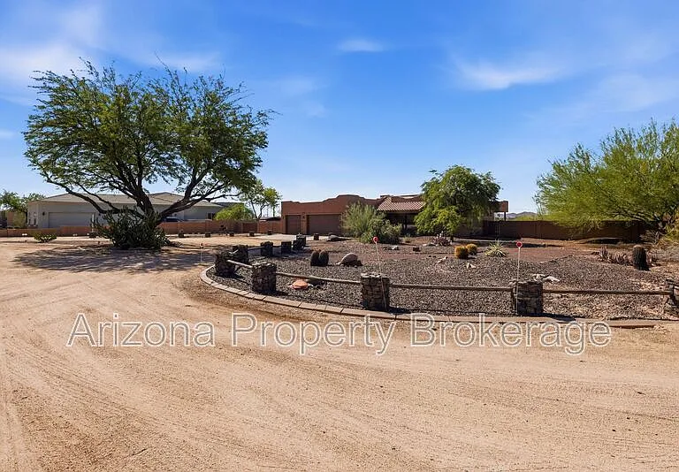 1933 W Tanya Trl — Photo 2