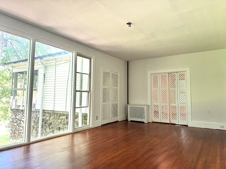 560 Taxter Rd — Photo 9