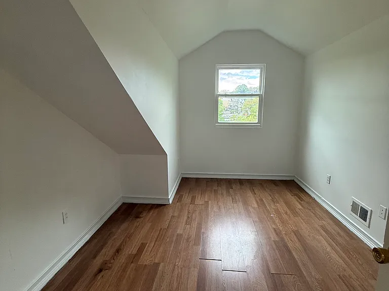 279 York Ave — Photo 10