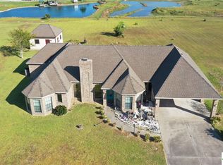 37 Dewberry Ln, Seadrift, TX 77983