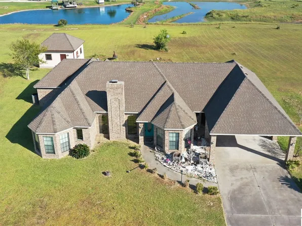 37 Dewberry Ln, Seadrift, TX 77983