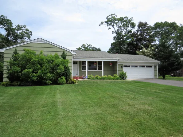 4 Leland Dr, Westhampton, NY 11977