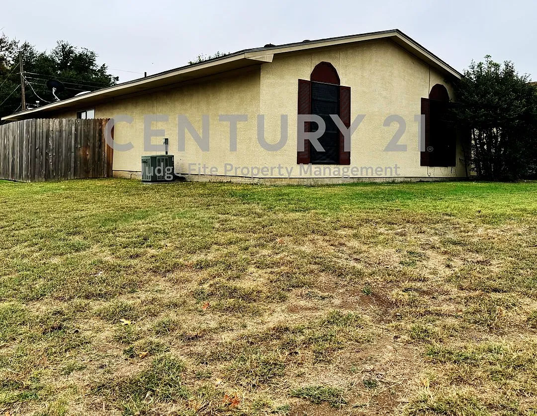Charming 3/2 Duplex with 2 Car Carport in Duncanville For Rent! — Photo 2