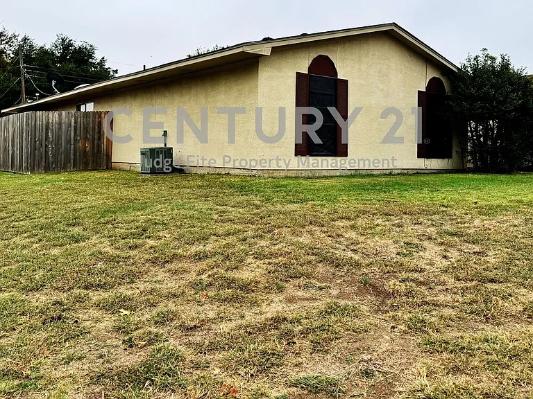 628 Taylor Ct — Photo 2