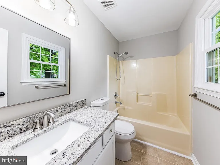 11802 Oakdale Ct — Photo 13