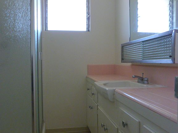 5th image of 642 Empire Ave