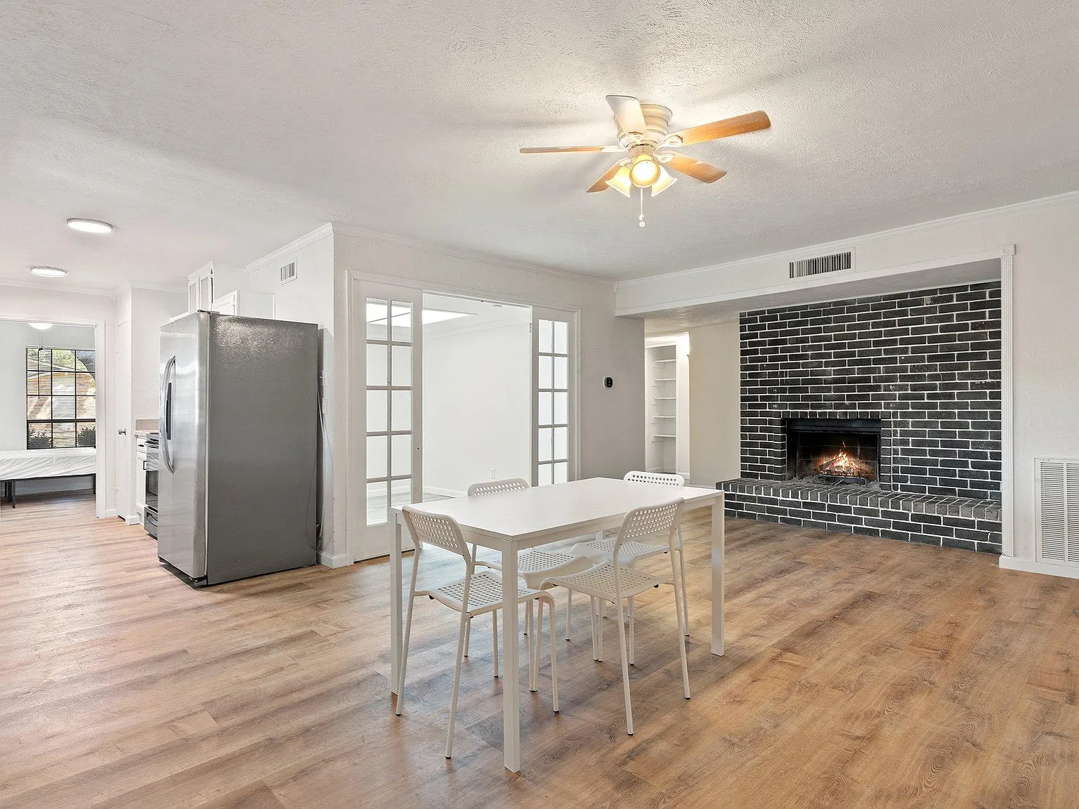 4 bed, 2.0 bath, 1770 sqft, $819 — Photo 3
