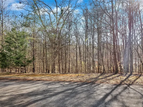 1102 Bay Dr, Fair Play, SC 29643