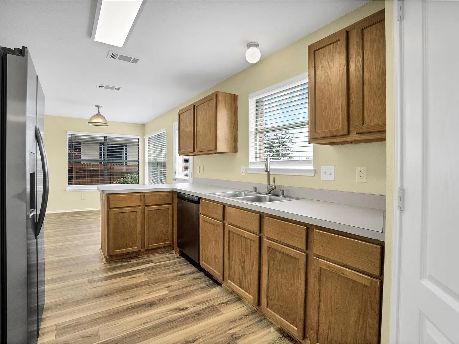 4 bed, 2376 sqft, $2,300 — Photo 3