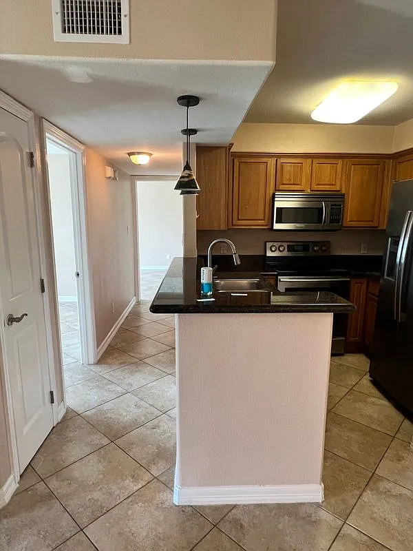 2 bed, 2.0 bath, 920 sqft, $1,350 — Photo 4