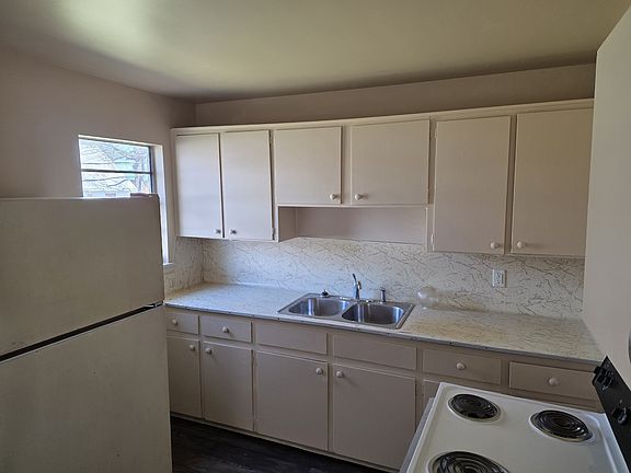 2nd image of 1120 W Spring St
