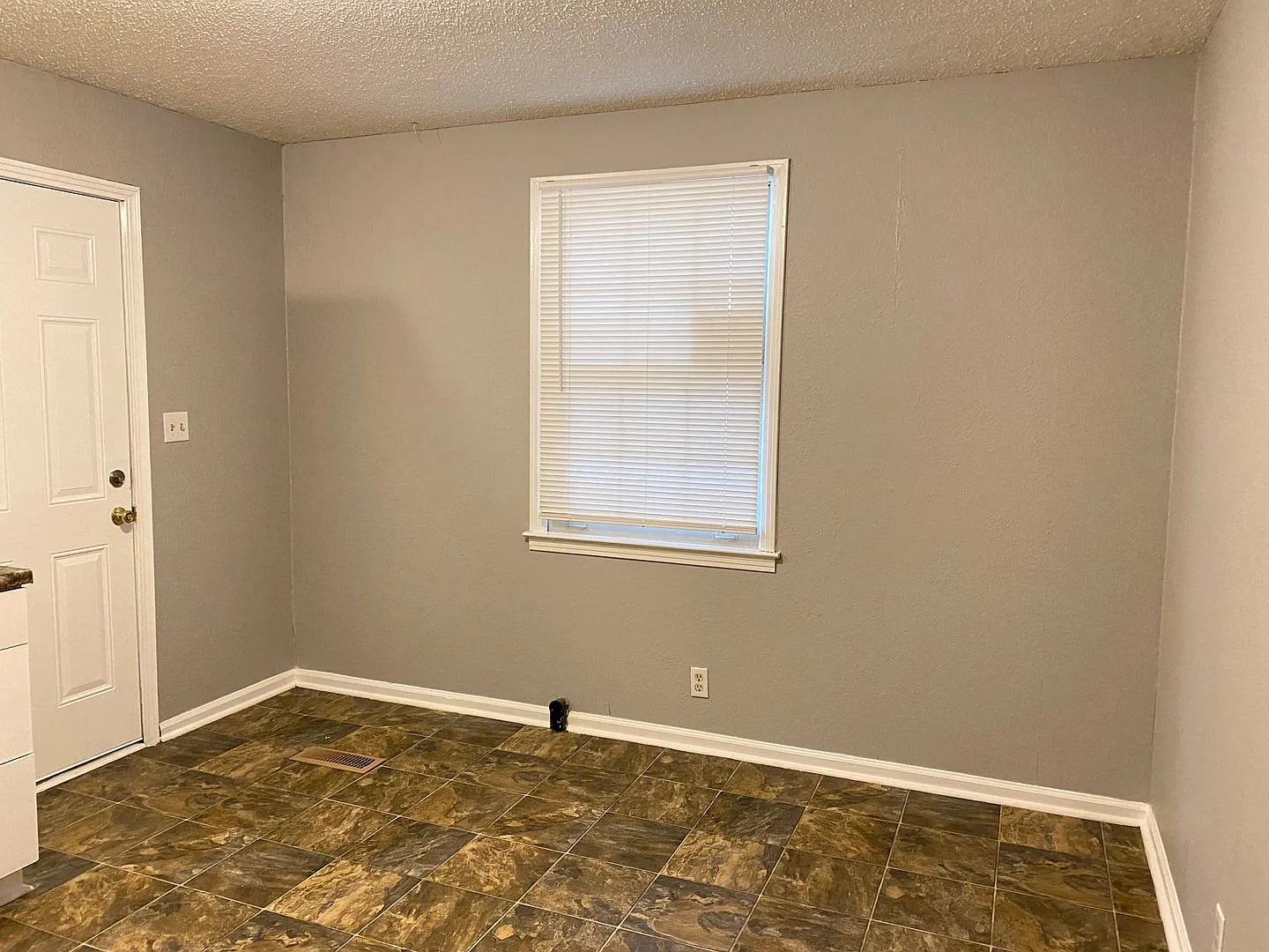 Great Location! Off College St! 3 Bed/1 Bath with 1000 sq. ft. — Photo 4