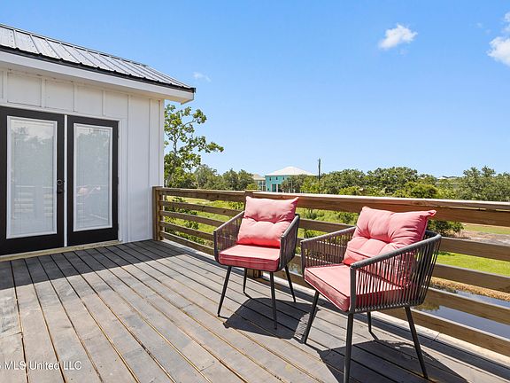 5th image of 825 Larkspur Ln