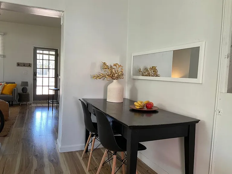 1011 E Elm St — Photo 16