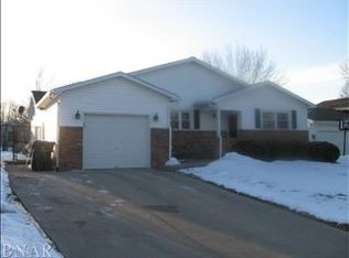 16 Timber View Dr, Bloomington, IL 61701