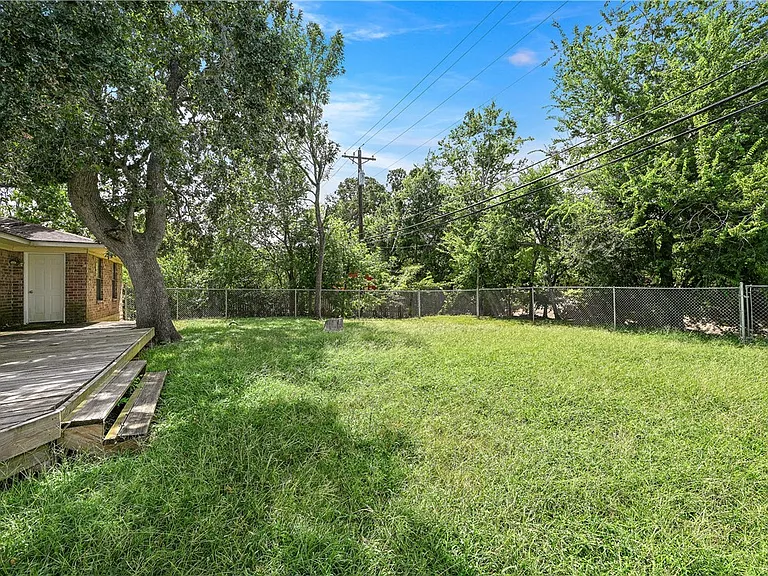 2505 Rustling Oaks Dr — Photo 20